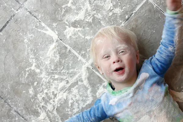 Bambino disordinato ricoperto di farina da forno — Foto Stock