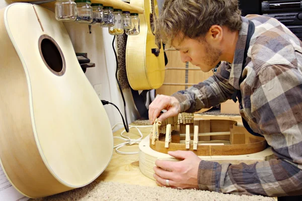 Guitarra de edificio de carpintero en taller —  Fotos de Stock