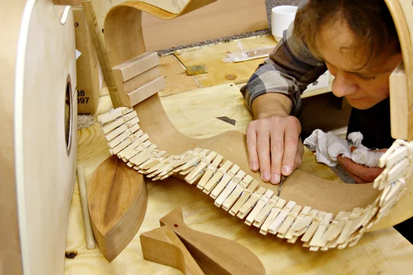 Luthier Building Guitare en atelier — Photo