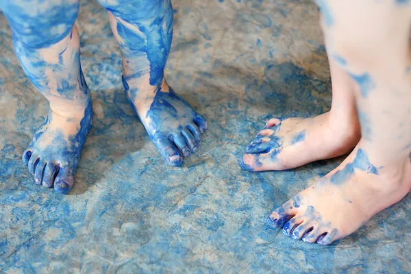 Gyermekek kék festett láb — Stock Fotó