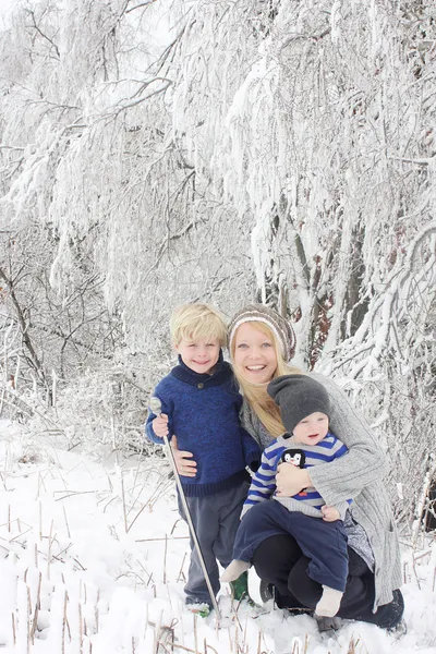 Mère et deux enfants au pays des merveilles d'hiver — Photo