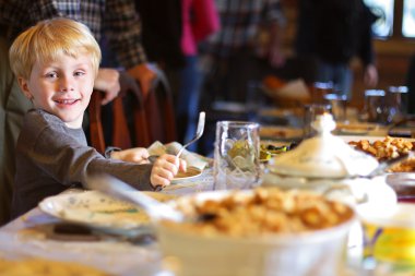 tatil yemek için masaya oturan çocuk