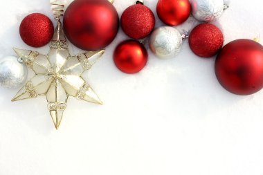 Kırmızı Noel ampuller ve beyaz kar sınır bir yıldız