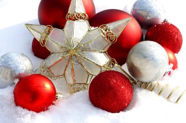 Noel süsler dışarıda kar