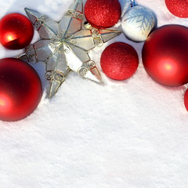 Kırmızı Noel ampuller ve beyaz kar sınır bir yıldız