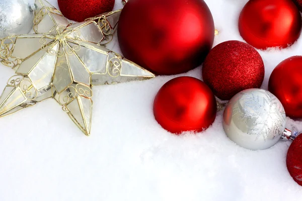 Decoraciones de Navidad Enmarcando fondo de nieve — Foto de Stock