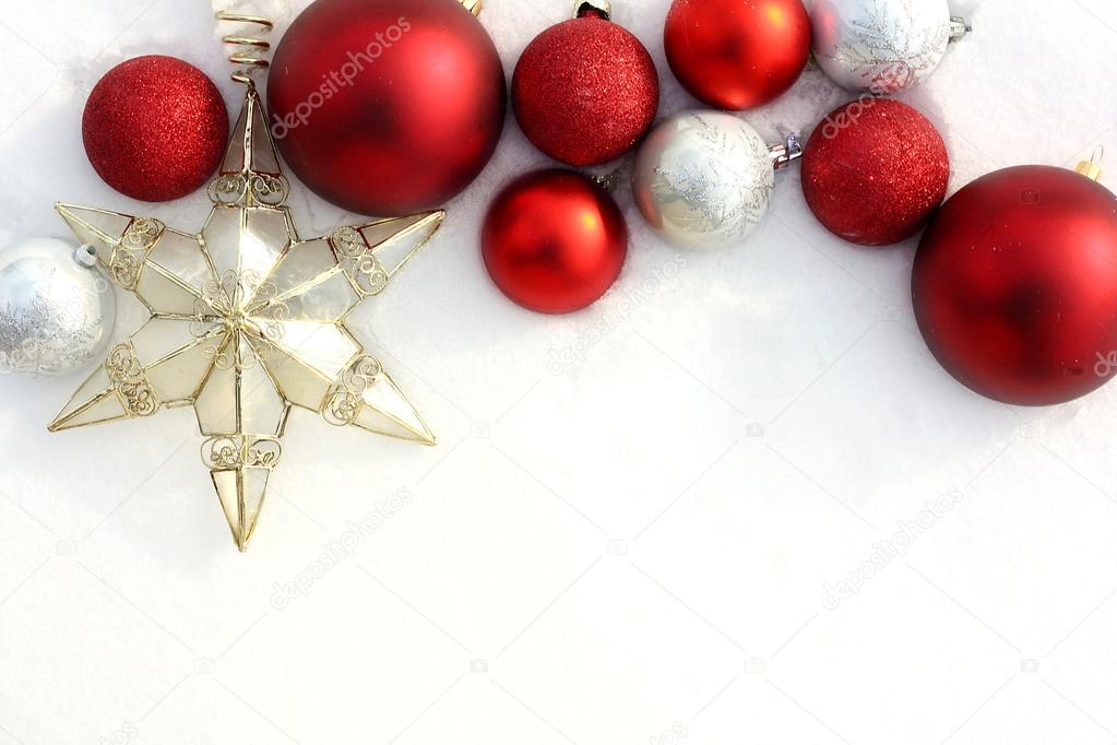 rode kerstmis bollen en ster in witte sneeuw grens christmas bulbs decorations