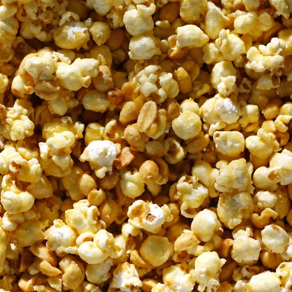 Karamell-Popcorn und Erdnüsse quadratischen Hintergrund — Stockfoto