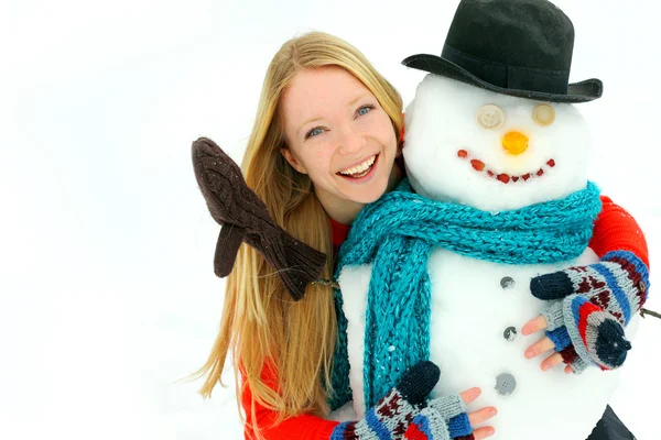 Mulher e boneco de neve fora no inverno — Fotografia de Stock