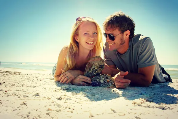 Uśmiechający się para na plaży — Zdjęcie stockowe
