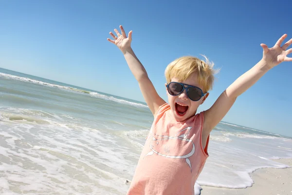 Super blij kleine jongen op strand — Stockfoto