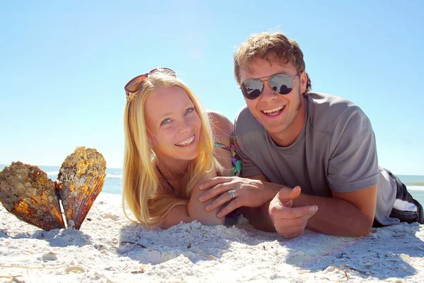 Gelukkige paar op strand — Stockfoto