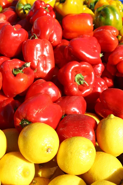 Πιπεριές και τα λεμόνια στην αγορά του αγρότη — Φωτογραφία Αρχείου