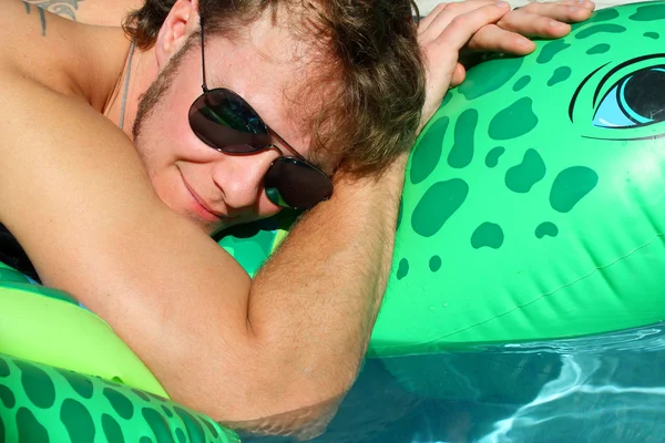 男にリラックスしたスイミング プールでフワッとしました。 — ストック写真