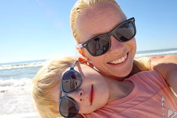 Mãe e filho auto retrato na praia — Fotografia de Stock