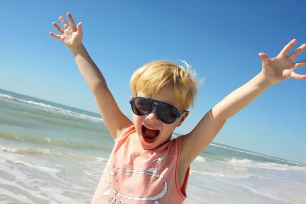 Menino super feliz na praia pelo oceano — Fotografia de Stock
