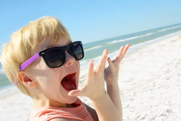 Opgewonden kind op beach door Oceaan — Stockfoto