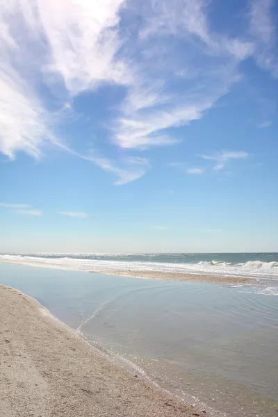 Plage de sable blanc et ciel bleu — Photo