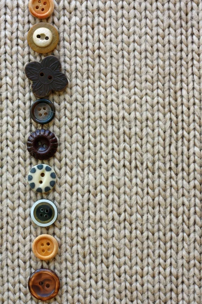 Fila de botões vintage alinhados em fundo de tecido macio — Fotografia de Stock