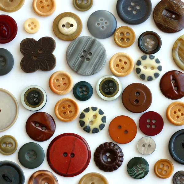 Coleção de botões vintage espalhados no fundo branco — Fotografia de Stock