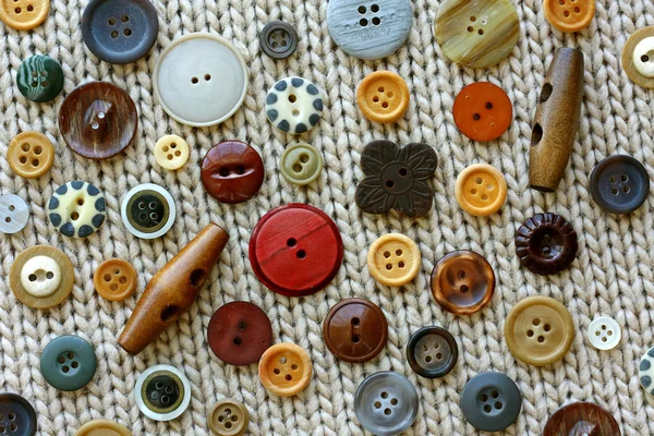 Boutons à coudre artisanaux sur fond de tissu tissé — Photo