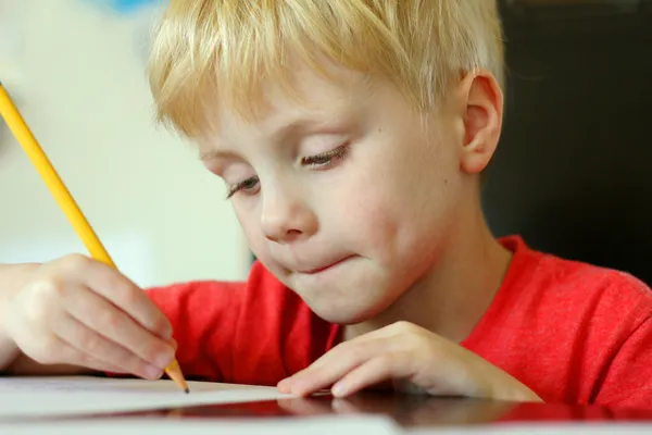 Bambino che disegna su carta con matita — Foto Stock