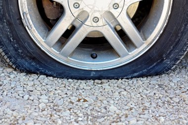 düz araba lastik stabilize yol üzerinde kapat