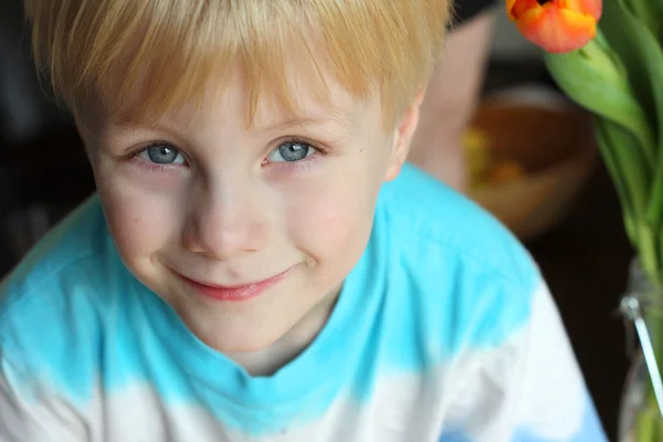 Huzur içinde gülümseyen güzel küçük çocuk — Stok fotoğraf