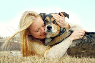 Alman çoban köpeği sevgiyle sarılmak kadın