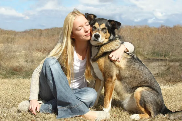 Mulher abraçando pastor alemão cão fora — Fotografia de Stock