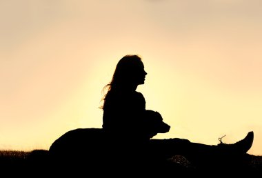 büyük köpekle dışında oturan kız silüeti