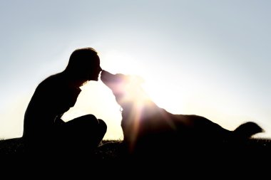 Mutlu kadın ve köpek siluet dış