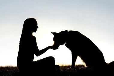 evcil köpek besleme kadın silueti muamelesi yapıyor.