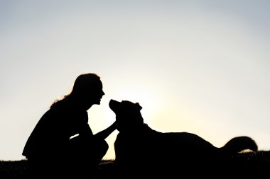 mutlu kadın sevişme Alman çoban köpek siluet