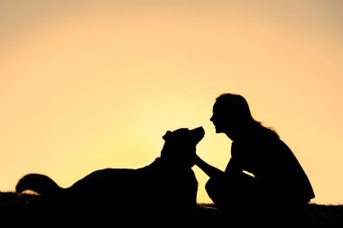 mutlu kadın sevişme Alman çoban köpek siluet
