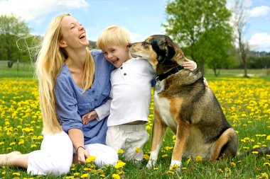 Anne ve çocuk köpekle oynamayı gülüyor