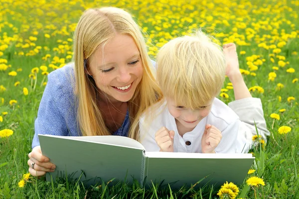 Happy Mother and Child Reading Book Outside in Meadow — Stock Photo, Image