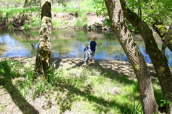 Kinder spielen draußen am Fluss — Stockfoto