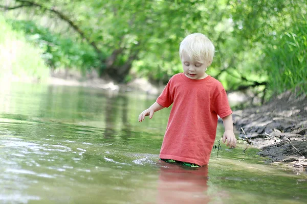 Jeune enfant jouant dehors dans la rivière — Photo