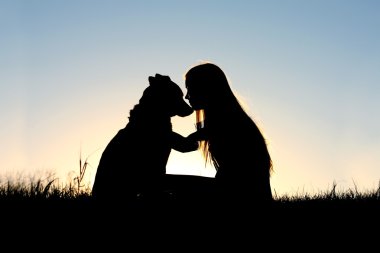 kadın kucaklama köpek siluet