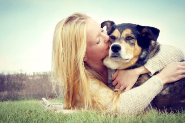 Alman çoban köpeği dışında öpüşme genç bir kadın