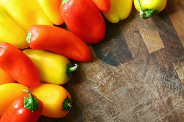 sınır ağaç köklerine topluluğunu kırmızı ve sarı tatlı biber