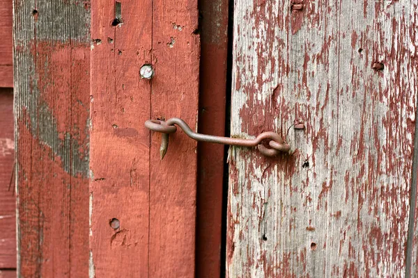 Gancho de ferro fundido e bloqueio de olhos na porta do celeiro velho — Fotografia de Stock