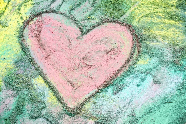 Rosa Herz in Kreide auf buntem Regenbogenhintergrund gezeichnet — Stockfoto
