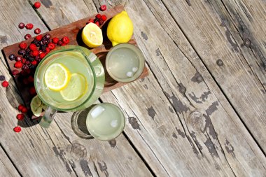 rustik ahşap arka plan çerçeveleme meyve ve taze limonata