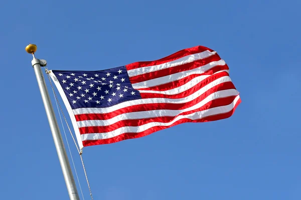 Bandera Americana Soplando en el Viento con Cielo Azul — Foto de Stock