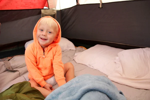 Criança acordando na tenda depois de acampar — Fotografia de Stock