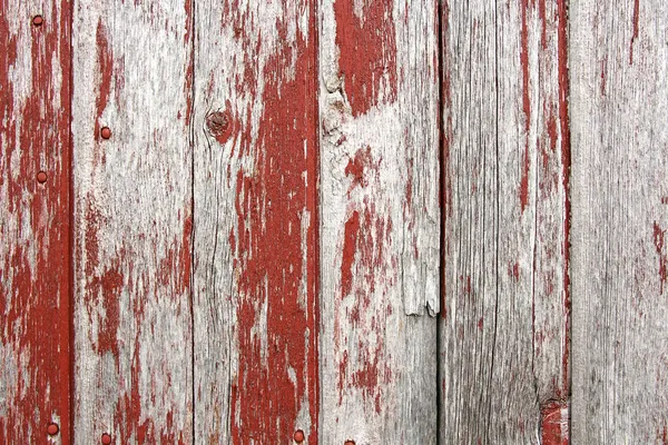 赤い納屋は素朴な木製の背景 — ストック写真