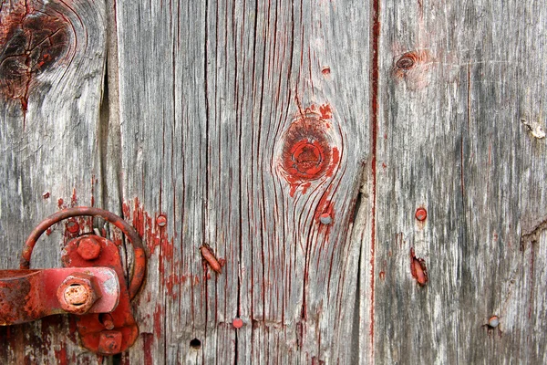 Vermelho rústico celeiro fundo de madeira com trava Hardware — Fotografia de Stock