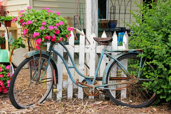 Rusty Old Vintage Bike Displayed in Flower Garden — Stock Photo, Image